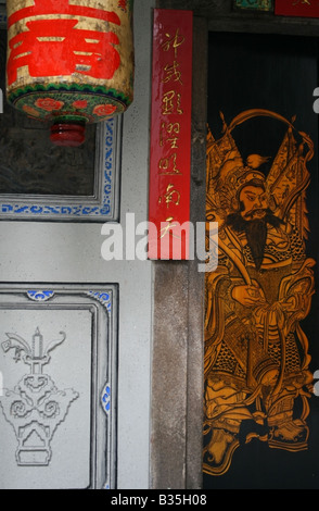 Lampe chinoise et gardien de la porte à l'entrée du Wak Hai Cheng Bio Taoïsme temple ou temple taoïste de Yueh Hai Ching , Singapour, en Asie Banque D'Images