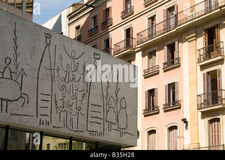 Espagne Barcelone Architectes Maison avec frise peinte en contraste avec le style Picasso bâtiment résidentiel traditionnel Banque D'Images