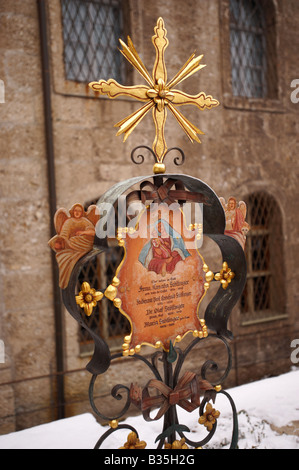 Cimetière St Peters traditionnel décoré de marqueurs de tombes peints. . Salzbourg Autriche Banque D'Images