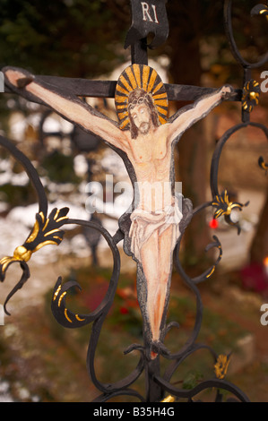 Cimetière St Peters traditionnel décoré de marqueurs de tombes peints. . Salzbourg Autriche Banque D'Images