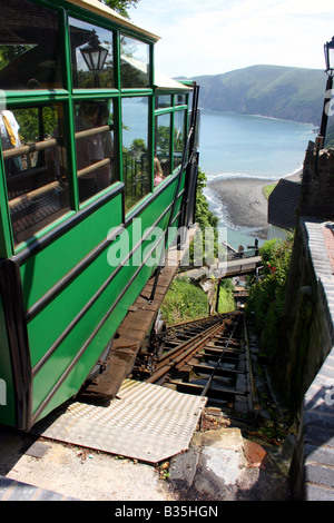 Lynton et Lynmouth Cliff Railway - à la recherche sur la côte nord du Devon, Angleterre du Sud-Ouest Banque D'Images