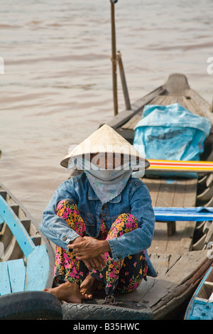 Une vietnamienne et son bateau Banque D'Images