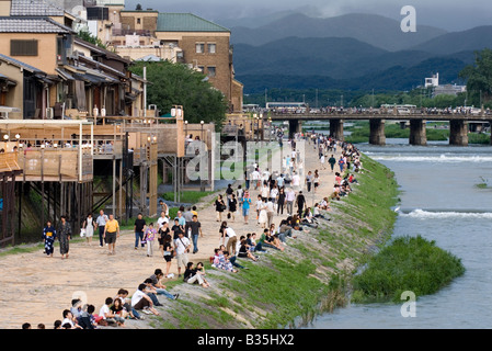 L'été le long de la rivière Kamo à Kyoto avec coin terrasse et des couples assis le long de la rivière Banque D'Images