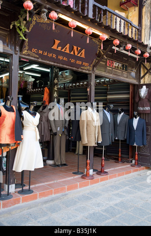 Une scène de rue avec une boutique de tailleur à Hoi An, Vietnam Banque D'Images