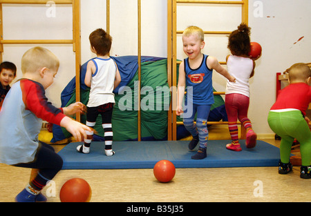 L'éducation physique dans une école maternelle de Berlin, Allemagne Banque D'Images