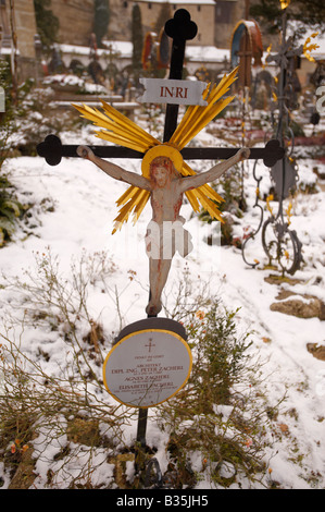 Cimetière St Peters traditionnel décoré de marqueurs de tombes peints. . Salzbourg Autriche Banque D'Images