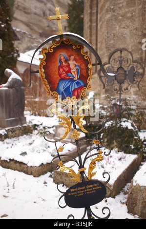 Cimetière St Peters traditionnel décoré de marqueurs de tombes peints. . Salzbourg Autriche Banque D'Images