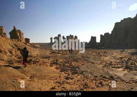 Quelques personnes par Ghessour Tassili Ahaggar Sahara Algérie Banque D'Images