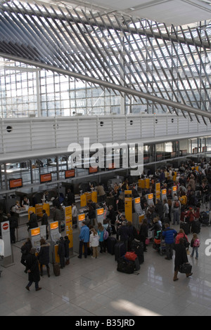 L'arrivée dans la file d'attente à l'aéroport de Munich Banque D'Images