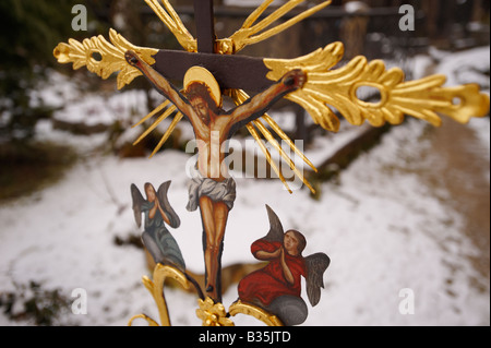 Cimetière St Peters traditionnel décoré de marqueurs de tombes peints. . Salzbourg Autriche Banque D'Images