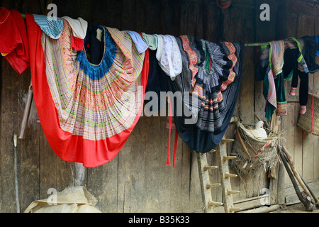 Blanchisserie Flower Hmong dans un village, près de Bac Ha, Vietnam Banque D'Images