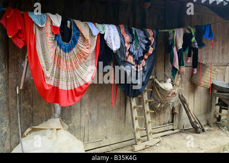 Blanchisserie Flower Hmong dans un village, près de Bac Ha, Vietnam Banque D'Images