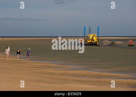 Wells-next-the-Sea un port sur la côte nord du comté de Norfolk en Angleterre.Automne drague au travail Banque D'Images