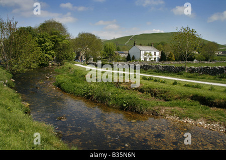 Malham Beck qui passe Malham, et cottage - North Yorkshire Dales National Park Banque D'Images