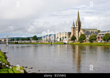 Greig Street pont suspendu traverse la rivière Ness à Inverness avec l'Église libre de cacher en partie l'ancienne église haute Banque D'Images