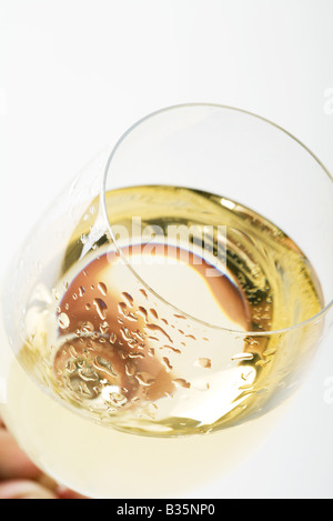 Verre de vin blanc frais, close-up, high angle view Banque D'Images