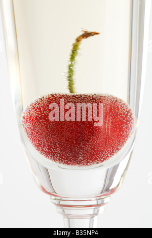 Cerise dans le verre de champagne, close-up