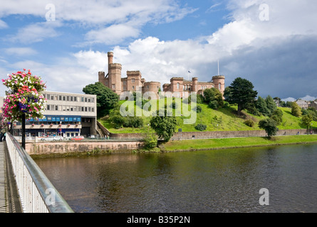 Château d'Inverness vu depuis le pont enjambant la rivière Ness à Inverness en Écosse, lors d'un après-midi ensoleillé d'été Banque D'Images