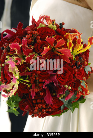 Mid section view of a bride holding a bouquet of flowers Banque D'Images