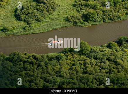 Vue aérienne de la voile sur la rivière yare, Norfolk Broads, Angleterre Banque D'Images