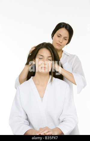 Woman receiving massage de la tête, les yeux fermés Banque D'Images