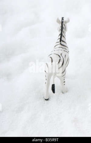 Zebra jouet dans la neige, vue arrière Banque D'Images