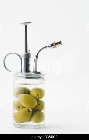 Vaporisateur avec à l'intérieur d'olives Banque D'Images
