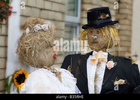 L'heureux couple Scarey - une paire d'épouvantails dans les tenues de mariage. Banque D'Images