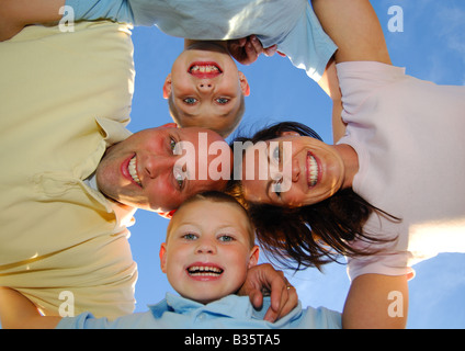 Low angle view of a family au cours d'un échange Banque D'Images