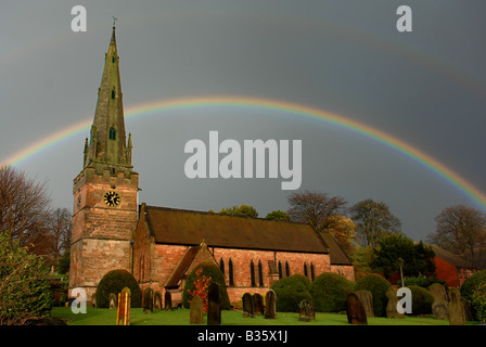 Saint Benoît Biscop church et rainbow Wombourne Staffordshire Banque D'Images