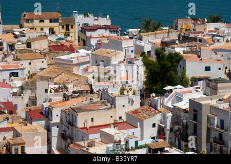 Toits de la vieille ville d'Ibiza avec au-delà du port, Ibiza Banque D'Images