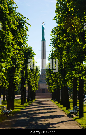 Monument de la liberté à la fin du boulevard Brivibas bulvaris à Riga Lettonie Europe Banque D'Images