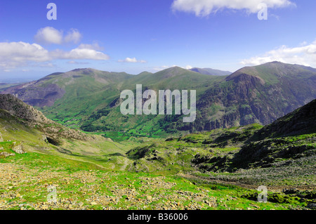 À la recherche vers le bas dans llanberis pass à travers la vallée de chapeaux de Llanberis path sur le flanc du Mont Snowdon près de Clogwyn Banque D'Images