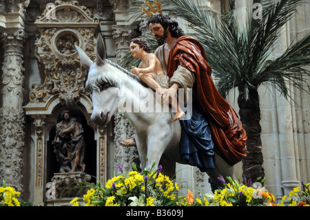 Polichrome sculpture en bois représentant Jésus Christ avec un jeune garçon enfant sur un âne conservés dans la nouvelle cathédrale Salamanque Espagne Banque D'Images