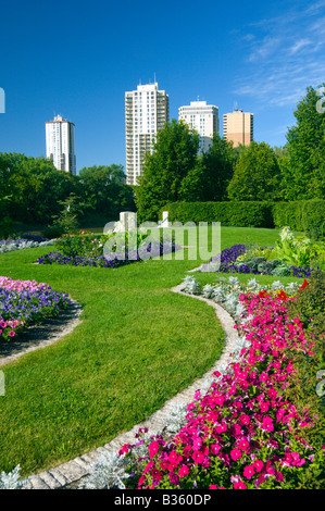 Jardins de fleurs officielle à l'Assemblée législative du Manitoba avec les immeubles à appartements dans l'arrière-plan Banque D'Images