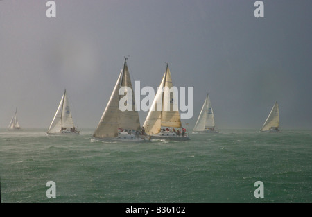 Yacht de course sous la pluie Banque D'Images