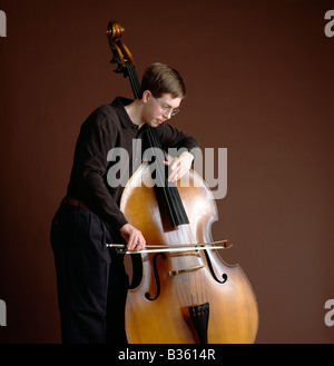 Homme lycéen jouant de la basse violoncelle Banque D'Images