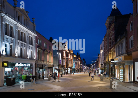 Briggate (la principale rue commerçante) dans la nuit dans le centre-ville, Leeds, West Yorkshire, Angleterre Banque D'Images