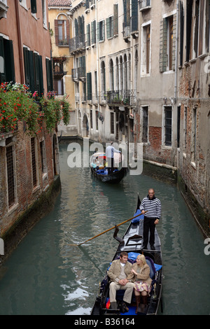 En gondole à travers la vieille ville, Venise, Italie Banque D'Images