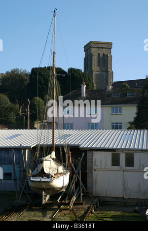 Yacht à voile sur chantier slipway, Salcombe, Devon, UK Banque D'Images