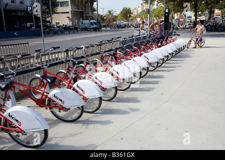 L'espace de stationnement pour vélos à louer Barcelone Espagne Banque D'Images