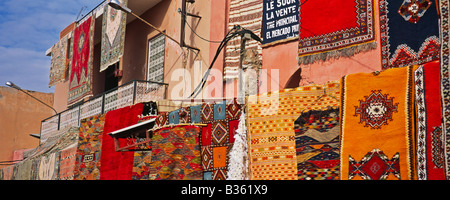 Des tapis colorés et des tapis à vendre dans les souks de Marrakech, Maroc Banque D'Images