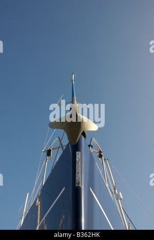 Arc d'yacht à voile en chantier naval, Salcombe, Devon, UK Banque D'Images