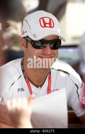 Rubens Barrichello Honda pour sourire alors qu'il signe des autographes pour les fans au Bahreïn 2008 F1 Grand Prix de Formule 1 Banque D'Images