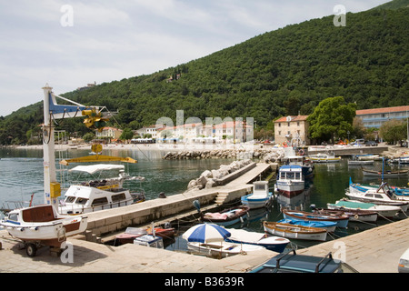 Moscenicka Draga Kvarner Croatie Europe peut à l'ensemble de l'arrière-port en direction de la plage de galets de cette ville historique Banque D'Images