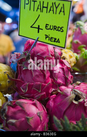 Espagne Barcelone pitaya rouge à vendre à produire de la Boqueria market connu sous le nom de pitaya fruit du dragon prix en Euros Banque D'Images