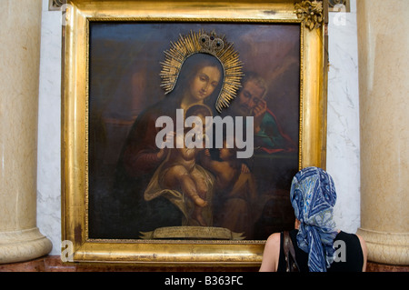 Une femme priant à la cathédrale Holy Trinity communément connue sous le nom de cathédrale Sameba à Tbilissi, en République de Géorgie Banque D'Images