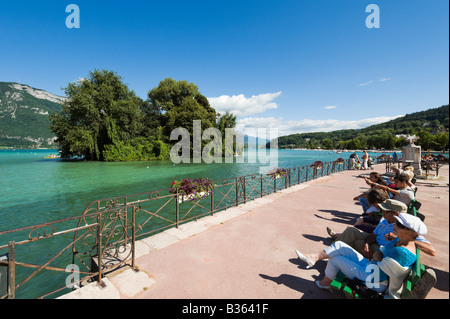 Les touristes assis sur des bancs sur les rives du lac d'Annecy, Annecy, Haute-Savoie, France Banque D'Images