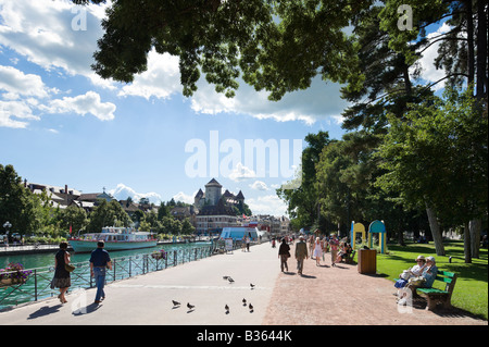 Promenade sur le quai Napoléon III à côté du port avec le château en arrière-plan, Annecy, Alpes, France Banque D'Images