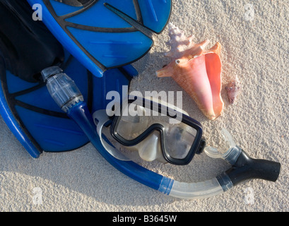 Matériel de plongée et d'obus sur une plage des Caraïbes. Banque D'Images